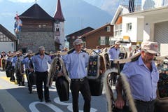 Nach dem Mittag führte der Trychlerverein Bürglen den farbenfrohen Festumzug an. (Bild: Paul Gwerder, Bürglen, 14. Oktober 2018)