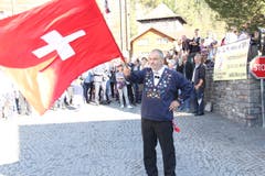 Sennenvater Kari Herger machte beim Fahnenschwingen eine recht gute Figur. (Bild: Paul Gwerder, Bürglen, 14. Oktober 2018)