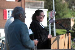 Pfarrerin Irène Schwyn bei der Einsegnung der Strasse. (Bild: Roger Zbinden (Walchwil, 13. Oktober 2018))