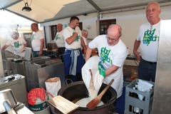 Etwas Boden ist wichtig zum Festen: Markus Hürlimann (Zweiter von rechts) und seine Kameraden beim Risotto kochen. (Bild: Roger Zbinden (Walchwil, 13. Oktober 2018))