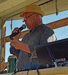 Hans Rohner aus Diepoldsau stellte altes Gerät aus wie etwa den Einachsmäher. Die Oldtimer-Traktoren sind Bestandteil des Lienzer Festes. (Bild: Bilder: Kurt Latzer)