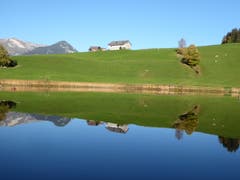 Der Schwendisee an einem sonnigen Herbsttag. (Bild: Marco Eicher)