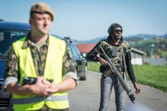 Der Feind ist nur gespielt: Bei der Übung spielen Figuranten eine Paramilitärische Einheit. (Bild: Hanspeter Schiess)