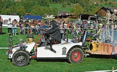 Hans Rohner aus Diepoldsau stellte altes Gerät aus wie etwa den Einachsmäher. Die Oldtimer-Traktoren sind Bestandteil des Lienzer Festes. (Bild: Bilder: Kurt Latzer)