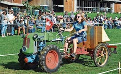 Hans Rohner aus Diepoldsau stellte altes Gerät aus wie etwa den Einachsmäher. Die Oldtimer-Traktoren sind Bestandteil des Lienzer Festes. (Bild: Bilder: Kurt Latzer)