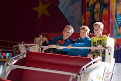 Der «Disco Express» scheint beliebt zu sein. Elia, Dario und Joel Müller (von links) aus Ermensee gefällt's. (Bild: Corinne Glanzmann, 15. Oktober 2018)