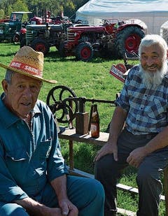Hans Rohner aus Diepoldsau stellte altes Gerät aus wie etwa den Einachsmäher. Die Oldtimer-Traktoren sind Bestandteil des Lienzer Festes. (Bild: Bilder: Kurt Latzer)