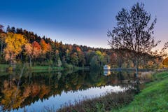 Der Wenigerweiher in Herbstfarben. (Bild: Luciano Pau)