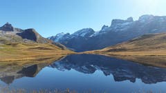 Spiegelklarer Oktobertag, die Berge sind zum Greifen nah. (Bild: Ernst Wyrsch (Tannalp, 12. Oktober 2018))