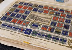 Zur Sammlung gehört auch eine Tafel mit Wappen von Zuger Bürgerfamilien und Zuger Gemeinden.