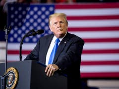 US-Präsident Donald Trump am Samstag bei einem Auftritt vor Anhängern in Richmond, Kentucky. (Bild: KEYSTONE/AP/ANDREW HARNIK)