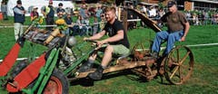 Hans Rohner aus Diepoldsau stellte altes Gerät aus wie etwa den Einachsmäher. Die Oldtimer-Traktoren sind Bestandteil des Lienzer Festes. (Bild: Bilder: Kurt Latzer)