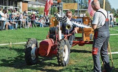Hans Rohner aus Diepoldsau stellte altes Gerät aus wie etwa den Einachsmäher. Die Oldtimer-Traktoren sind Bestandteil des Lienzer Festes. (Bild: Bilder: Kurt Latzer)