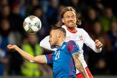 Michael Lang (hinten), Rechter Verteidiger: 4,5. Seine zuvor hoffnungslos anmutenden Vorstösse tragen in der 67. Minute doch noch Früchte. Er bejubelt sein drittes Länderspieltor. (Bild: Ennio Leanza/Keystone (Reykjavik, 15. Oktober 2018))