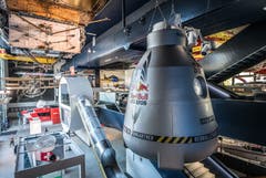 Mit einem Heliumballon wurde die Druckkapsel in die Stratosphäre gebracht. Die originale Kapsel und der Hochdruckanzug fanden nach einer Tour um die Welt ein dauerhaftes Zuhause im Verkehrshaus der Schweiz.Bilder (PD)