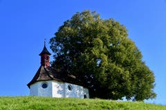 Die Wolfgangkapelle beim Schlössli Haggen im herbstlichen Föhnlicht. (Leserbild: Klaus Stadler - 5. Oktober 2018)