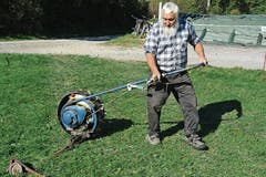 Hans Rohner aus Diepoldsau stellte altes Gerät aus wie etwa den Einachsmäher. Die Oldtimer-Traktoren sind Bestandteil des Lienzer Festes. (Bild: Bilder: Kurt Latzer)