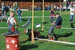 Hans Rohner aus Diepoldsau stellte altes Gerät aus wie etwa den Einachsmäher. Die Oldtimer-Traktoren sind Bestandteil des Lienzer Festes. (Bild: Bilder: Kurt Latzer)