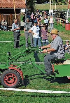 Hans Rohner aus Diepoldsau stellte altes Gerät aus wie etwa den Einachsmäher. Die Oldtimer-Traktoren sind Bestandteil des Lienzer Festes. (Bild: Bilder: Kurt Latzer)