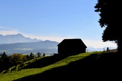 Spazierweg rund um den Menzlen: Aussicht von der Wilenstrasse Richtung Appenzellerland und Säntis. (Leserbild: Klaus Stadler - 5. Oktober 2018)