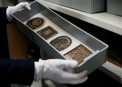 Auch historische Kirchenbankschilder verschiedener Zuger Familien sind dabei.