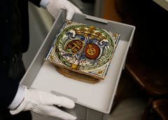 Und eine Ofenkachel von 1770 mit dem Allianzwappen Keiser