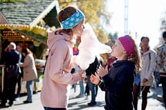 Luana (links) und Livia Wyer aus Eyholz bei Visp geniessen ihre Zuckerwatte. (Bild: Corinne Glanzmann, 15. Oktober 2018)