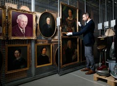 Museumsdirektor Marco Sigg ist glücklich über den Erwerb der Sammlung Luthiger. Dazu gehören Gemälde aus den letzten vier Jahrhunderten. (Bilder: Stefan Kaiser (Zug, 3. Oktober 2018))