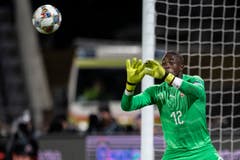 Yvon Mvogo, Torhüter: 5,5. Feiert sein Länderspieldebüt für die Nati. Bis auf zwei riskante kurze Abspiele hat er alles im Griff. Rettet sechs Mal, ist beim 1:2 aber chancenlos (Bild: Ennio Leanza/Keystone (Reykjavik, 15. Oktober 2018))