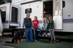 Hinter den Kulissen der Määs. Besuch bei der Familie Rodel. Im Bild von links Alex, Celine, Karin, Nadine und Hund Zorro. (Bild: Corinne Glanzmann (Luzern, 11. Oktober 2018))
