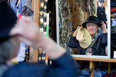 Shopping und sich etwas gutes tun: Theres Barmettler aus Dallenwil kauft sich einen Hut. (Bild: Corinne Glanzmann (Luzern, 15. Oktober 2018))