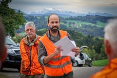 Daniel Gübeli gibt den Jägern genaue Anweisungen für die Jagd. (Bild: Sandro Büchler)
