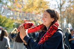 Auch Plüschtiere dürfen nicht fehlen: Kristina Drmic aus Ebikon hat sich eine Schlange erspielt. (Bild: Corinne Glanzmann (Luzern, 15. Oktober 2018))