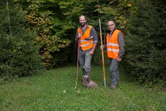 Dani Gübeli und Ron D'Hollosy treiben das Wild... (Bild: Raphael Rohner)