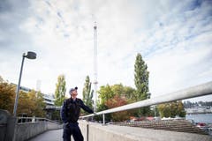 Der Wiener Robert Danhel arbeitet bei der grössten Attraktion der Määs: dem 80 Meter hohen «Spintower». Sein Job: die Leute unterhalten und ihre Nerven zu kitzeln. (Bild: Manuela Jans-Koch (Luzern 11. Oktober 2018))