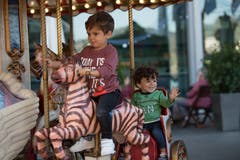 Einfach nur schön, wie sich Kinder auf dem Karussell freuen. (Bild Nadia Schärli (Luzern, 15. Oktober 2018))
