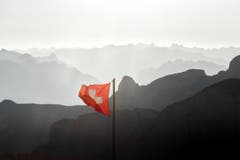 Die vom Wind gepeitschte schweizer Fahne am Sonntagmorgen auf dem Schäfler. (Bild: Remo Schläpfer)