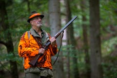 Paul Lämmler beobachtet jede kleinste Regung im Wald. (Bild: Raphael Rohner)