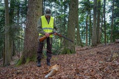 ...Fuchs an den Pelz. Der Jäger erweist dem geschossenen Tier die letzte Ehre. (Bild: Sandro Büchler)