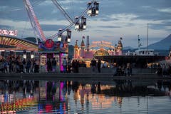 Das neue und derzeit grösste Riesenrad der Schweiz, das «Swiss Wheel» mit einer Höhe von 46 Metern in der Luzerner Abendstimmung. (Bild: KEYSTONE/Urs Flüeler (Luzern, 6. Oktober 2018))