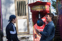 Zwei junge Männer messen ihre Kräfte am Punching Ball. (Bild: Nadia Schärli (Luzern 15. Oktober 2018))