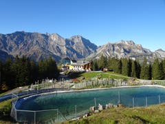 Bergrestaurant Ristis mit Graustockmassiv im Hintergrund. (Bild: Walter von Holzen)