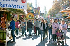 Schlendern durch die Määs ist für die ganze Familie ein Genuss. (Bild: Corinne Glanzmann (Luzern, 15. Oktober 2018))