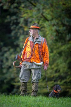 ...ein erfahrener Jäger. Mit seinem Hund, Bosco geht er... (Bild: Raphael Rohner)