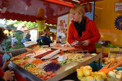 Was wäre eine Messe ohne Marktschreier? Yvonne Wettengel preist Gemüseschäler an. (Bild: Roger Rüegger (Luzern, 16. Oktober 2018))