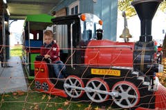 Yanik (6) schnuppert vielleicht schon an seinem Traumberuf. (Bild: Roger Rüegger (Luzern, 16. Oktober 2018))