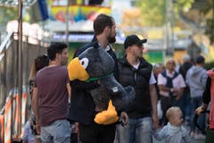 An diesem schwarzen Plüschvogel dürfte jemand Freude haben. (Bild Nadia Schärli (Luzern, 15. Oktober 2018))