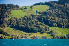 Viele Leute lassen Drachen fliegen, andere aber fliegen gleich mit. (Bild: Timo Eisenhut)