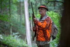 ...geduldig auf das Wild warten. Das Gewehr... (Bild: Raphael Rohner)