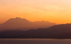 Pilatus im Abendlicht. (Bild: Daniel Hegglin (16. Oktober 2018))